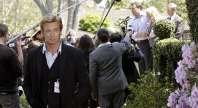 Der Privatdetektiv Patrick Jane (Simon Baker), der sich in seiner früheren Laufbahn als Varietémedium eine scharfe Beobachtungsgabe und psychologische Fähigkeiten angeeignet hatte, wurde einer Einheit des California Bureau of Investigation, CBI, als Berater zugeteilt, um bei der Aufklärung der Morde behilflich zu sein ... © Warner Bros. Television