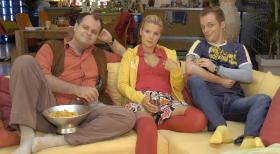 Mit den "Dreisten Drei" Markus (l.), Mirja (M.) und Ralf (r.) von Deutschlands beliebtester Comedy-WG verspricht auch der Fernsehabend auf der Couch recht heiter zu werden. © Sat.1