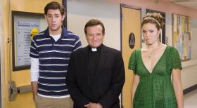 Lizenz zum Heiraten - Drum prüfe, wer sich ewig bindet: Reverend Frank (Robin Williams, M.) stellt mit allerlei fiesen Tricks das Glück des jungen Paares Ben (John Krasinski, l.) und Sadie (Mandy Moore, r.) auf eine harte Probe ... © 2007 Warner Brothers International Television Distribution Inc.