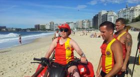 Stellungswechsel: Job bekannt, fremdes Land - Gabi (l.) aus Thüringen tauscht ihren gemütlichen Job gegen zehn Tage militärischen Drill am bekanntesten Strand der Welt: der Copacabana ... © kabel eins