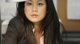 Nachdem sein Team aufgelöst wurde, muss Gibbs mit neuen Kollegen ermitteln - darunter NCIS Special Agent Michelle Lee (Liza Lapira) ... © CBS Television