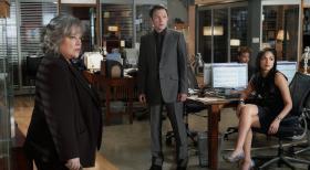 Harry's Law - Bereiten den Fall gegen Sanders vor: Harry (Kathy Bates, l.), Adam (Nathan Corddry, M.) und Cassie (Karen Olivo, r.) ... © Warner Bros. Television