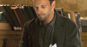Elementary - Ermittelt in einem neuen Mordfall: Sherlock Holmes (Jonny Lee Miller) ... © CBS Television