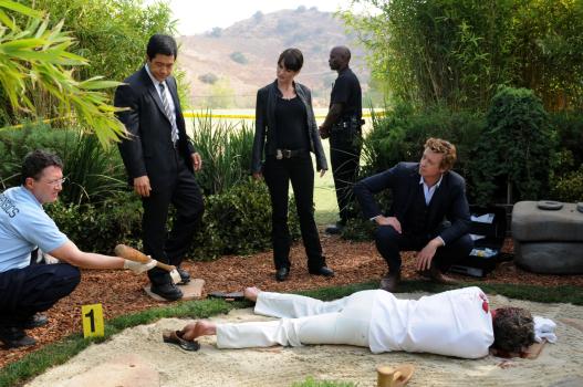 Barney Sloop, Begründer der Sloop-Baseball-Akademie, ist auf dem Gelände seiner Trainingseinrichtung mit einem Baseballschläger ermordet worden. Kimbal (Tim Kang, 2.v.l.), Wayne (Owain Yeoman, l.), Teresa (Robin Tunney, M.) und Patrick (Simon Baker, r.) werden dazugeholt ... © Warner Bros. Television