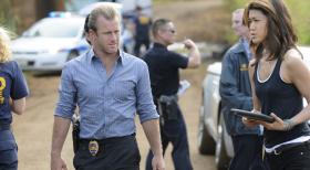 Hawaii Five-0 - Danny (Scott Caan, l.), Chin und Kono (Grace Park, r.) ermitteln in einem neuen Mordfall, während sich Danny um eine  persönliche Sache mit Joe White kümmern muss ... © TM &   CBS Studios Inc. All Rights Reserved.