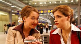 Weibsbilder - Sabine Menne (l.) klärt Judith Döker (r.) über die Vorzüge von Vitamin- und sonstigen Pillen auf ... © Christopher Adolph Sat.1