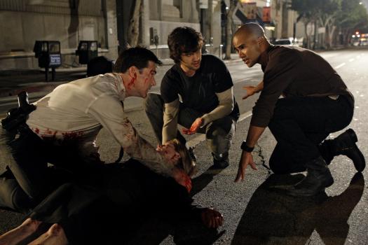 Noch ahnen die Agenten Hotch (Thomas Gibson, l.) und Morgan (Shemar Moore, r.) nicht, die gerade versuchen, Kate Joyner (Sienna Guillory, liegend) das Leben zu retten, dass Sam (Michael Steger, M.) nicht der ist, der er zu sein scheint ... © Touchstone Television