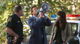 Patrick Jane (Simon Baker, M.) und Teresa Lisbon (Robin Tunney, r.) ermitteln in einem neuen Fall ... © Warner Bros. Television