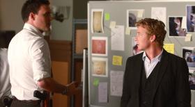 Zwei Ärzte wurden ermordet, die Ermittler vermuten hinter dem Mord den Serienkiller Red John, der bereits zwölf Frauen auf ähnliche Weise ermordete. Patrick Jane (Simon Baker, r.) und Wayne Rigsby (Owain Yeoman, l.) gehen dem auf den Grund ... © Warner Bros. Television