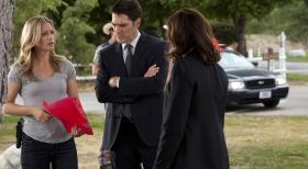 Criminal Minds - Ein Gefangener aus Texas kann während einer Überführung entkommen und lässt seine Opfer mit seinem Markenzeichen zurück - zugenähte Münder. Hotch (Thomas Gibson, M.), J.J. (A.J. Cook, l.) und ihre neue Kollegin Alex Blake (Jeanne Tripplehorn, r.) beginnen sofort mit den Ermittlungen ... © ABC Studios