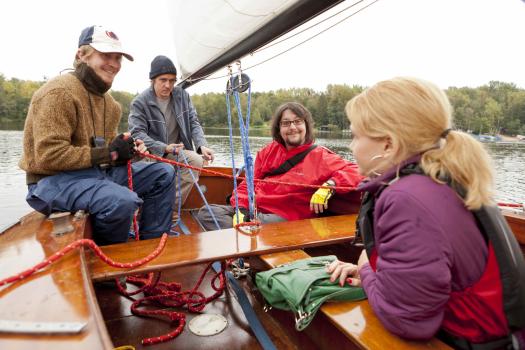 Danni Lowinski - Drei junge Männer mit geistiger Behinderung wollen einen Segelturn nach Amerika machen, was ihr juristischer Betreuer überhaupt nicht lustig findet und deswegen gerichtlich dagegen vorgeht. Charles (Niklas Kohrt, 2.v.l.), Lothar (Benjamin Kramme, l.) und Tom (Sebastian Kroehnert, 2.v.r.) bitten Danni (AnnetteFrier, r.) um Hilfe, damit sie ihren Traum verwirklichen können ... © SAT.1