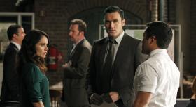 The Mentalist - Machen sich auf die Suche nach Patrick Jane: Teresa Lisbon (Robin Tunney, l.), Wayne Rigsby (Owain Yeoman, M.) und Kimball Cho (Tim Kang, r.) ... © Warner Bros. Television
