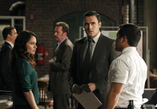 The Mentalist - Machen sich auf die Suche nach Patrick Jane: Teresa Lisbon (Robin Tunney, l.), Wayne Rigsby (Owain Yeoman, M.) und Kimball Cho (Tim Kang, r.) ... © Warner Bros. Television