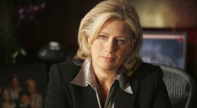 Würde gerne wissen, warum Dave Rossi freiwillig zum FBI zurückkehrt: Erin Strauss (Jayne Atkinson) ... © Touchstone Television