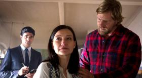 Der letzte Bulle - Tunichtgut Sascha König wurde ermordet. Schon bald stoßen Mick (Henning Baum, r.) und Andreas (Maximilian Grill, l.) auf dessen verzweifelte Freundin Leonie Teller (Katja Liebing, M.). Da stellt sich heraus, dass der Tote intensiven Kontakt zu einer weiteren attraktiven Frau hatte ... © Martin Rottenkolber SAT. 1