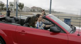 Ziva (Cote de Pablo, l.) und Tony (Michael Weatherly, r.) begleiten Jenny nach Los Angeles zu der Beerdigung eines früheren NCIS Agenten. Bei der Beerdigung stellt Jenny jedoch fest, dass der Mann nicht an einem Herzinfarkt gestorben ist, sondern vielmehr ermordet wurde ... © CBS Television