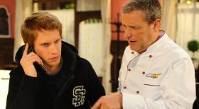 Machen sich Sorgen um Nina: Jojo (Bernhard Bozian, l.) und Ingo (Wolfgang Wagner, r.) ... © SAT.1