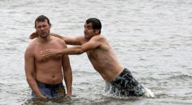 Baden im Fluss macht verdammt viel Spaß - sich Wasser ins Gesicht spritzen, dem anderen die Luftmatratze unterm Hintern zu klauen, ihn unter Wasser drücken. Herrlich, das Kind im Manne! Aber immer diese Beschwerden vom Ufer aus! Ein bisschen Lärm gehört einfach dazu... v.l.n.r. Hanno Friedrich, Thomas Held © Sat.1