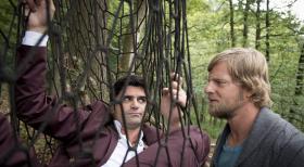 Der letzte Bulle - Gerät in eine Falle, die Mick (Henning Baum, r.) für nervende Ex-Kollegen gelegt hat: Andreas (Maximilian Grill, l.). Doch dann erfährt Mick von Andreas, dass mit der Waffe, die ihn einst ins Koma beförderte, nun ein Mord begangen wurde. Sein Bulleninstinkt erwacht wieder ... © Martin Rottenkolber SAT. 1
