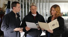 Ermitteln im Mordfall des Marine First Lieutenant Jeremy Nolan: McGee (Sean Murray, l.), Agent Abigail Borin (Diane Neal, r.) und Gibbs (Mark Harmon, M.) ... © CBS Television