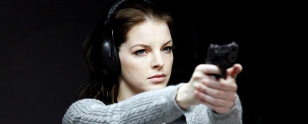 Maria Teiss (Yvonne Catterfeld) ist eine außergewöhnlich konsequente und kompromisslose Polizistin. Eines Tages erhält sie den Auftrag, die Suche nach einem mehrfach verurteilten Kinderschänder aufzunehmen, der spurlos verschwunden ist - und mit ihm ein kleines Mädchen, das nächste Opfer ... © Sat.1