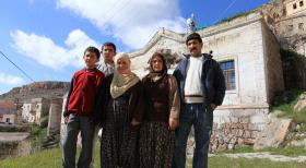 Die strengsten Eltern der Welt - Bei Familie Erdal in der Tükei sollen Kalica und Dominik lernen, was es bedeutet, Verantwortung zu übernehmen. © kabel eins