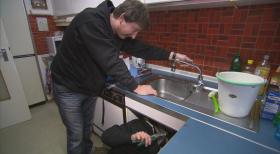 24 Stunden - Blaumann sei Dank! Hausmeister packen zu. Verstopfte Abflüsse, verschimmelte Wände, kaputte Heizungen. Meist haben sie keine spezifische Ausbildung und müssen doch fast alles können ... © SAT.1