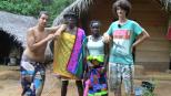 Cihan (l.) und Jonas (r.) mit ihren Gasteltern in Suriname ...