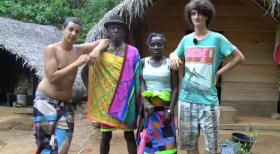Die strengsten Eltern der Welt - Cihan (l.) und Jonas (r.) mit ihren Gasteltern in Suriname ... © SAT.1