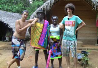 Die strengsten Eltern der Welt - Cihan (l.) und Jonas (r.) mit ihren Gasteltern in Suriname ... © SAT.1
