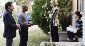 Rossi (Joe Mantegna, l.) und Morgan (Shemar Moore, 2.v.l.) versuchen mit Hilfe von Kate (Martha Anne Madison, 2.v.r.) und Stanley (Jake Cherry, r.) einen Serientäter zu schnappen ... © Touchstone Television