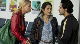 Danni Lowinski - Dannis (Annette Frier, l.) Mandantin, die junge Türkin Idel (Özlem Sagdic, M.) macht sich Sorgen um ihren Mann Orkan (Orhan Müstak, r.), dem die Staatsanwaltschaft vorwirft, ein Auto gestohlen zu haben. Danni soll beweisen, dass es sich hier um eine Fehlanklage handelt. Doch wird ihr das gelingen? © Frank Dicks SAT.1