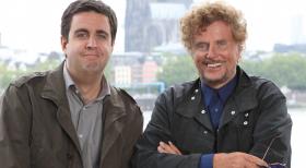 Bastian (Bastian Pastewka, l.) kann sich glücklich schätzen: Dieter Wedel (Dieter Wedel, r.) ist nicht nur ein großartiger Regisseur, sondern auch ein großer Freund von ihm ... © SAT.1