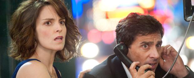 Date Night - Gangster für eine Nacht - Claire (Tina Fey, l.) und Phil Foster (Steve Carell, r.) sind ein Standard-Ehepaar: Sie leben zusammen in einem Vorort, ihr Alltag verläuft ohne große Überraschungen, bis sie eines Tages mit einem anderen Ehepaar verwechselt werden und um ihr Leben fürchten müssen ... © TM and   2010 Twentieth Century Fox Film Corporation.  All rights reserved.  Not for sale or duplication.