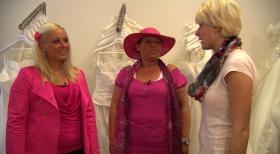 Pures Leben - Mitten in Deutschland - Zusammen mit ihrer Mutter Monique (M.) besucht Stella (l.) einen Brautmodenladen. Ob das Hochzeitskleid wohl auch pink wird? © SAT.1