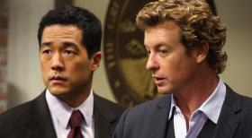Während eines Verhörs durch Agent Cho (Tim Kang, l.) gesteht Rick den Mord an Mary Beth Hendrix. Der Fall scheint aufgeklärt, doch Patrick (Simon Baker, r.) kommen Zweifel ... © Warner Bros. Television