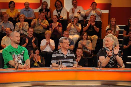 Heute zu Gast neben den "üblichen Verdächtigen": Bürger Lars Dietrich (l.), Herbert Feuerstein (M.) und Guido Cantz (r.)... © Sat.1