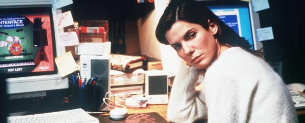 Zu Hause macht die Computer- und Virus-Spezialistin Angela Bennett (Sandra Bullock) eine grauenvolle Entdeckung: ihre persönlichen Daten und ihre Fingerabdrücke wurden manipuliert ... © Columbia Pictures Corporation