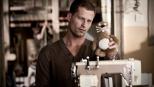 Keinohrhasen - Als Kindergärtner macht Ludo (Til Schweiger) nicht gerade eine gute Figur, dass er beim Basteln eines Hasens dessen Ohren vergisst, verwundert deshalb nur wenig ... © Warner Bros. Keinohrhasen - Als Kindergärtner macht Ludo (Til Schweiger) nicht gerade eine gute Figur, dass er beim Basteln eines Hasens dessen Ohren vergisst, verwundert deshalb nur wenig ... © Warner Bros.