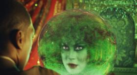 Die Geistervilla - Als der Immobilienmakler Jim Evers (Eddie Murphy, l.) Opfer eines bösartigen Fluchs wird, erbarmt sich die Wahrsagerin Madame Leota (Jennifer Tilly, r.) seiner und steht ihm im Kampf gegen die bösen Geister bei ... © Buena Vista Pictures Distribution