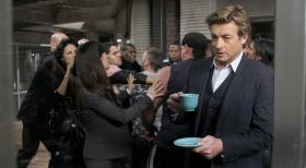 Die Ermittlungen in ihrem neuen fall sind sehr turbulent: Patrick (Simon Baker, vorne r.) und Teresa (Robin Tunney, vorne l.) ... © Warner Bros. Television