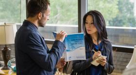 Elementary - Als ein anerkannter Mathematiker tot aufgefunden wird, beginnen Sherlock Holmes (Jonny Lee Miller, l.) und Joan Watson (Lucy Liu, r.) sofort mit den Ermittlungen ... © CBS Television Elementary - Als ein anerkannter Mathematiker tot aufgefunden wird, beginnen Sherlock Holmes (Jonny Lee Miller, l.) und Joan Watson (Lucy Liu, r.) sofort mit den Ermittlungen ... © CBS Television