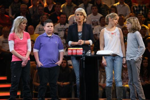 Die perfekte Minute - "Die perfekte Minute": Simone Janke (l.) und ihr Neffe Pierre Bünder (2.v.l.) treten gegen Annett Favier (2.v.r.) und ihren Sohn Till (r.) an. Ulla Kock am Brink (M.) führt durch die Show ... © SAT.1