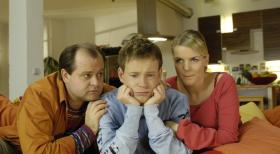 Wie es sich für Bewohner einer WG gehört, stehen Markus (Markus Majowski, l.) und Mirja (Mirja Boes, r.) ihrem neuen Mitbewohner Mathias (Mathias Schlung, M.) in jeder Lebenslage zu Seite. © Sat.1