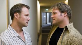 Ein Ehekrach kommt meist unverhofft - und leider auch meist zu den unpassendsten Momenten. Versteh einer die Frauen! Im Hotel vor die Tür gesetzt zu werden, ist nicht nur peinlich, sondern auch kalt und unbequem. Doch zum Glück ist Mann in solchen Situationen nie allein! v.l.n.r. Hanno Friedrich, Mirco Reseg © Sat.1
