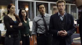 Ein neuer nicht ganz leichter Fall beschäftigt Grace (Amanda Righetti, l.), Teresa (Robin Tunney, 2.v.l.), Kendall (Tim Kang, 2.v.r.) und Patrick (Simon Baker, r.) ... © Warner Bros. Television