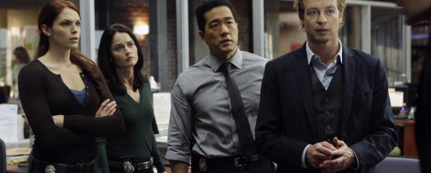 Ein neuer nicht ganz leichter Fall beschäftigt Grace (Amanda Righetti, l.), Teresa (Robin Tunney, 2.v.l.), Kendall (Tim Kang, 2.v.r.) und Patrick (Simon Baker, r.) ... © Warner Bros. Television Ein neuer nicht ganz leichter Fall beschäftigt Grace (Amanda Righetti, l.), Teresa (Robin Tunney, 2.v.l.), Kendall (Tim Kang, 2.v.r.) und Patrick (Simon Baker, r.) ... © Warner Bros. Television