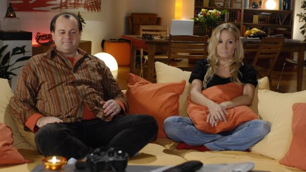 Max Kohr Sat.1 Schlechte Stimmung in der Comedy-WG: Janine (Janine Kunze, r.) ärgert sich üb...